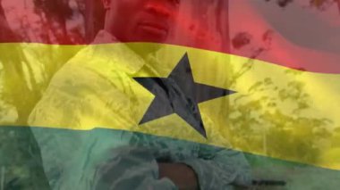 Mutlu Afro-Amerikan erkek askeri yerine Gana bayrağının animasyonu. Vatanseverlik, silahlı kuvvetler ve dijital olarak üretilen ulusal savunma konsepti.