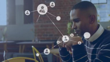Bir kafede kahve içen melez bir adama karşı profil ikonlarının animasyonu. Küresel ağ ve iş teknolojisi kavramı