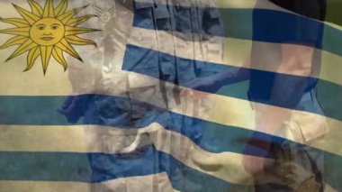 Çeşitli erkek askerler üzerinde uruguay bayrağının animasyonu. Vatanseverlik, silahlı kuvvetler ve dijital olarak üretilen ulusal savunma konsepti.