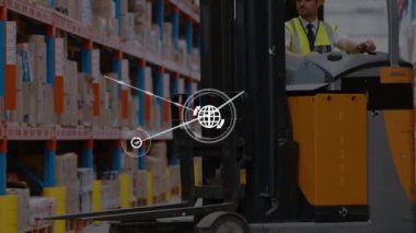 Depoda çalışan beyaz adamın üzerindeki ikonlarla olan bağlantıların animasyonu. Küresel gönderim, bağlantılar, hesaplama ve veri işleme kavramı dijital olarak oluşturulmuş video.