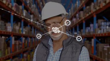 Depoda çalışan beyaz adamın üzerindeki ikonlarla olan bağlantıların animasyonu. Küresel gönderim, bağlantılar, hesaplama ve veri işleme kavramı dijital olarak oluşturulmuş video.