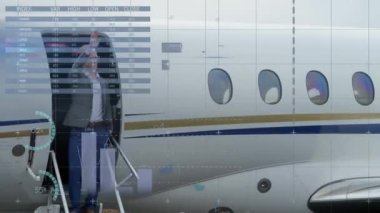 Kafkasyalı işadamının uçağındaki finansal veri işleme animasyonu. Küresel iş seyahati, finans, hesaplama ve veri işleme kavramı dijital olarak oluşturulmuş video.
