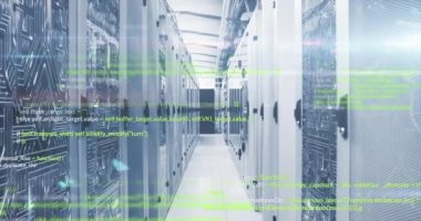 Veri sunucu sistemleri üzerinde hareket eden programlama dillerinin animasyonu ve aydınlatılmış soyut çizgiler. Bileşik, veri merkezi, güvenlik, ağ, teknoloji, ağ sunucusu, kodlama, veri işleme.