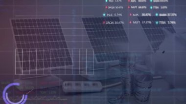 Grafiklerin ve kumbaraların üzerinde madeni paralar ve güneş panelleriyle yapılan alım satım tahtaları. Dijital bileşik, çoklu pozlama, rapor, iş dünyası, borsa, tasarruf, bankacılık, yeşil enerji kavramı.