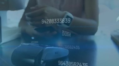 Asyalı bir kadının cep telefonuyla numara değiştirmesi ve fatura ödemesi animasyonu. Dijital bileşik, çoklu pozlama, iş, büyüme, rakamlar ve teknoloji kavramı.