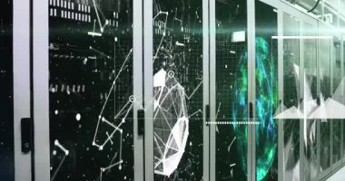 Veri sunucu raflarında hareket eden bağlantı noktaları, grafikler ve kürelerin animasyonu. Dijital olarak oluşturulmuş, ağ oluşturma, veri merkezi, güvenlik, teknoloji, küresel iş, rapor ve ağ sunucusu.