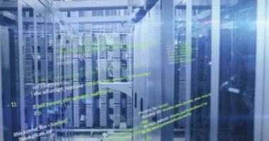 Veri sunucu sistemleri üzerinde hareket eden programlama dillerinin animasyonu. Dijital bileşik, veri merkezi, güvenlik, ağ, teknoloji, ağ sunucusu, kodlama, veri işleme.