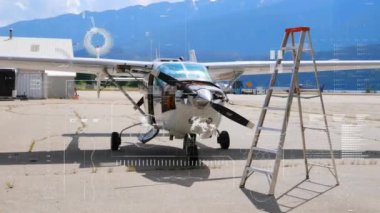 Uçakta finansal veri işleme animasyonu. Küresel iş seyahati, finans, hesaplama ve veri işleme kavramı dijital olarak oluşturulmuş video.