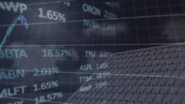 Değişen sayılarla grafiklerin animasyonu ve bulutlu gökyüzüne karşı güneş paneli üzerinden ticaret. Dijital bileşik, çoklu pozlama, rapor, iş dünyası, borsa, büyüme, yeşil enerji kavramı.