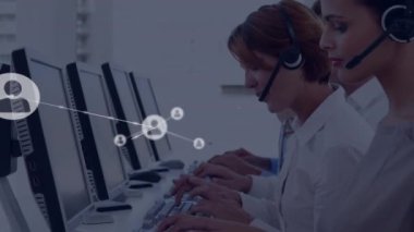 Ofiste telefon kulaklığıyla konuşan beyaz bir kadın için profil simgeleri ağı animasyonu. Küresel ağ ve iş teknolojisi kavramı