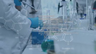 Laboratuvardaki bilim adamları üzerinde bilimsel veri işleme animasyonu. Küresel bilim, araştırma, bağlantılar, hesaplama ve veri işleme kavramı dijital olarak oluşturulmuş video.