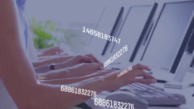Ofisteki bilgisayarları kullanarak çeşitli kolej araçlarının orta bölümündeki numaraların değiştirilmesi. Bilgisayar arayüzü ve iş teknolojisi kavramı