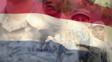 Beyaz erkek asker üzerinde Hollanda bayrağının animasyonu. Vatanseverlik, silahlı kuvvetler ve dijital olarak üretilen ulusal savunma konsepti.