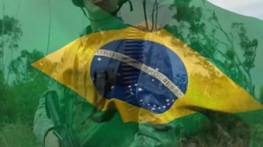 Kafkasyalı erkek asker üzerinde Brezilya bayrağı animasyonu. Vatanseverlik, silahlı kuvvetler ve dijital olarak üretilen ulusal savunma konsepti.