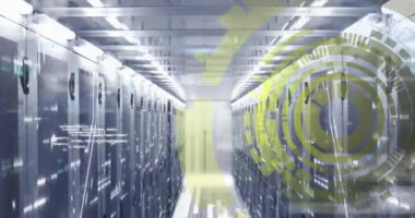 Bilgisayar dili üzerinden sunucu odasındaki satır ve çubuklara karşı dürbün yüklemenin animasyonu. Dijital bileşik, çoklu pozlama, ilerleme, kodlama, ağ, veri sunucusu ve teknoloji kavramı.