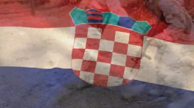 Çeşitli erkek askerler üzerinde Hırvat bayrağının canlandırılması. Vatanseverlik, silahlı kuvvetler ve dijital olarak üretilen ulusal savunma konsepti.