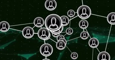 Siyah arkaplanda geometrik şekiller oluşturan bağlı noktaların üzerine bağlı simgelerin canlandırılması. Dijital olarak üretilmiş, hologram, illüstrasyon, aydınlanma, soyut ve iletişim konsepti.