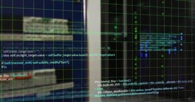 Sunucu odasında hareket eden programlama dili ve ızgara animasyonu. Dijital bileşik, ağ oluşturma, veri merkezi, güvenlik, teknoloji, ağ sunucusu, kodlama ve veri işleme.