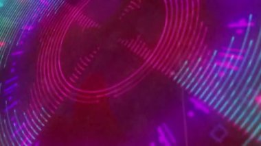 Neon müzik dalgalarıyla dönen mikroskobun animasyonu. Müzik, eğlence ve iletişim konsepti dijital olarak oluşturulmuş video.
