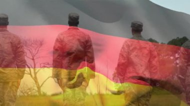 Çeşitli erkek askerler üzerinde Alman bayrağının animasyonu. Vatanseverlik, silahlı kuvvetler ve dijital olarak üretilen ulusal savunma konsepti.