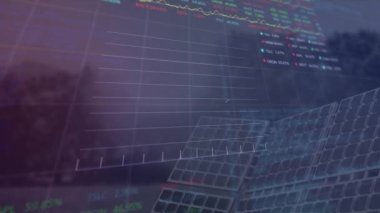 Grafiklerin animasyonu, ticaret panoları ve güneş panelleri soyut arka planda ağaçların üzerinde. Dijital bileşik, çoklu pozlama, rapor, iş dünyası, borsa, büyüme, güç, yeşil enerji kavramı.