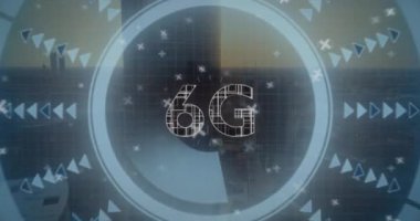 Modern şehrin gökyüzüne karşı havadan görüntüsü üzerinden daireler yükleyen oklu 6G metnin animasyonu. Dijital bileşik, çoklu pozlama, iş, ilerleme, telekomünikasyon ve mimari konsept.