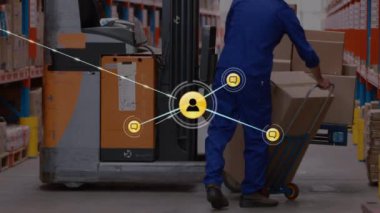 Depoda çalışan beyaz adamın üzerindeki ikonlarla olan bağlantıların animasyonu. Küresel gönderim, bağlantılar, hesaplama ve veri işleme kavramı dijital olarak oluşturulmuş video.