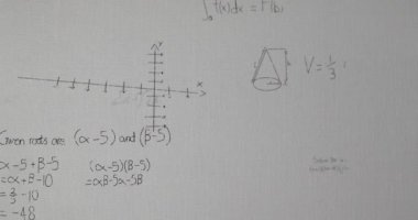 Gri arkaplan üzerinde matematiksel veri işleme animasyonu. Küresel bilim, finans, hesaplama ve veri işleme kavramı dijital olarak oluşturulmuş video.