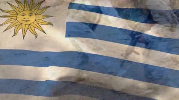 多様な男性兵士に対するウルグアイの旗のアニメーション 愛国心 国家防衛概念がデジタルで生成されたビデオ — ストック動画
