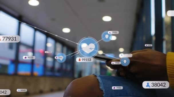 アフリカ系アメリカ人女性とスマートフォンでつながるソーシャルメディアアイコンのネットワークのアニメーション グローバル接続 コンピューティング データ処理コンセプトデジタル生成ビデオ — ストック動画