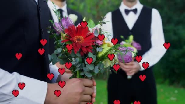 Анімація Червоних Сердець Над Кавказьким Нареченим Одружується Тримаючи Квіти Концепція — стокове відео