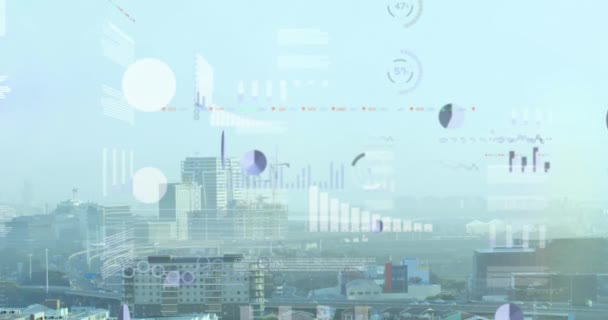 複数のグラフとトレーディングボードのアニメーションは 空に対する近代的な街並みを超えています デジタル複合 複数の露出 レポート ビジネス 株式市場のコンセプト — ストック動画