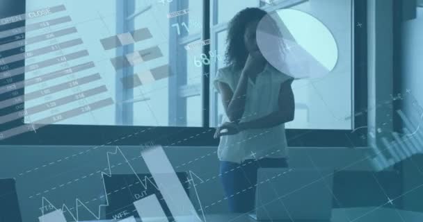 노트북을 여자를 Infographic 인터페이스의 애니메이션 디지털 보고서 비즈니스 글로벌 — 비디오