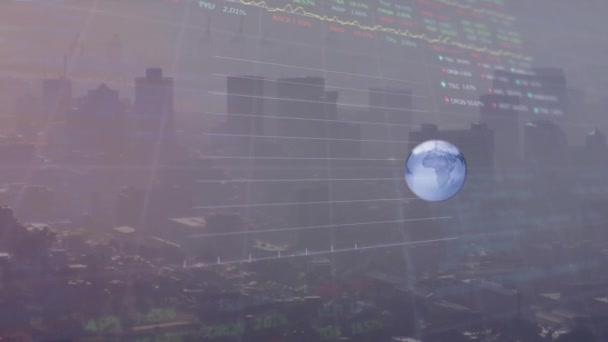 Animacja Globu Wykresów Tablic Handlowych Nad Mgłą Pokrywała Nowoczesne Miasto — Wideo stockowe