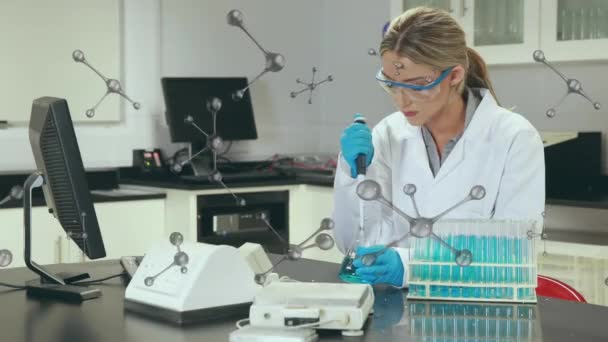 Animatie Van Moleculen Blanke Vrouwelijke Wetenschapper Laboratorium Digitaal Gegenereerde Video — Stockvideo