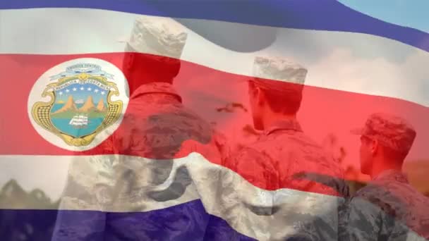 Animace Vlajky Costa Rica Nad Různými Mužskými Vojáky Vlastenectví Ozbrojené — Stock video