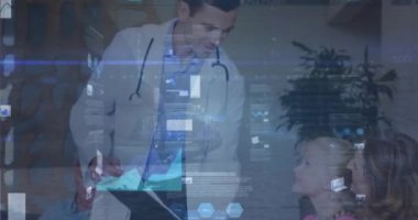 Kafkas erkek doktor üzerinde veri işleme animasyonu. Küresel tıp, bağlantılar, hesaplama ve veri işleme kavramı dijital olarak oluşturulmuş video.