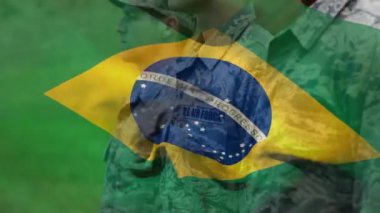 Çeşitli erkek askerler üzerinde Brezilya bayrağının animasyonu. Vatanseverlik, silahlı kuvvetler ve dijital olarak üretilen ulusal savunma konsepti.