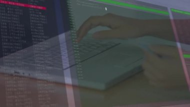 Bilgisayarla kredi kartı olan bir kadının orta bölümündeki veri işleme animasyonu. Çevrimiçi alışveriş ve bilgisayar arayüzü teknolojisi kavramı