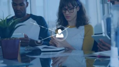 Ofiste akıllı telefon kullanan beyaz kadınlara karşı profil simgeleri ağı animasyonu. Küresel ağ ve iş teknolojisi kavramı