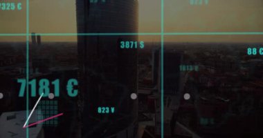 Modern şehrin havadan görünüşü üzerinde değişen sayı ve para birimi sembolleri olan grafiklerin animasyonu. Dijital bileşik, çoklu pozlama, rapor, iş, bankacılık, büyüme ve mimari kavram.