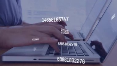 Ofiste dizüstü bilgisayar kullanan kadın ve erkeğin orta bölümündeki birden fazla değişen numaraların animasyonu. Bilgisayar arayüzü ve iş teknolojisi kavramı