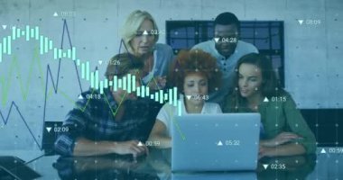 Ofisteki çeşitli iş adamlarının dizüstü bilgisayarlarıyla finansal veri işleme animasyonları. Küresel iş, finans, hesaplama ve veri işleme kavramı dijital olarak oluşturulmuş video.