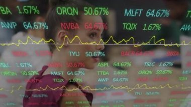Kafkasyalı bir kadının ofisteki iş arkadaşıyla konuşması üzerine çok renkli ticaret kurulunun animasyonu. Dijital bileşik, çoklu pozlama, iş, borsa, tartışma ve planlama kavramı.