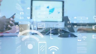Akıllı telefon kullanan beyaz adamın finansal veri işleme animasyonu. Küresel iş, bağlantılar, hesaplama, dijital arayüz ve dijital olarak oluşturulmuş video işleme kavramı.
