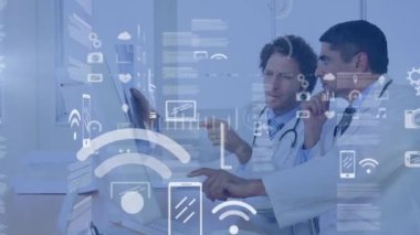 Çeşitli doktorlar üzerinde finansal veri işleme animasyonu. Küresel tıp, işletme, finans, hesaplama ve veri işleme kavramı dijital olarak oluşturulmuş video.