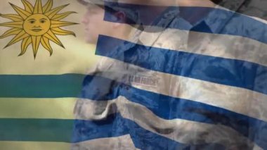 Çeşitli erkek askerler üzerinde uruguay bayrağının animasyonu. Vatanseverlik, silahlı kuvvetler ve dijital olarak üretilen ulusal savunma konsepti.