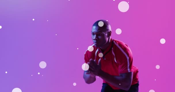 Animação Flares Lente Sobre Jogador Rugby Americano Africano Passando Bola — Vídeo de Stock