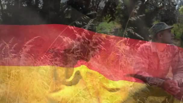 白人男性兵士に対するドイツの旗のアニメーション 愛国心 国家防衛概念がデジタルで生成されたビデオ — ストック動画