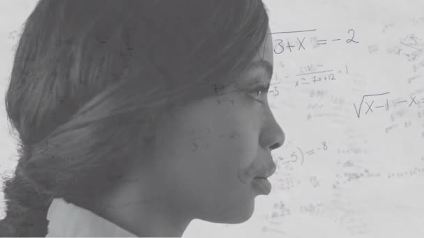 在非洲裔美国女人的特写上数学方程的动画 数字合成 多重曝光 解决方案 抽象概念和教育概念 — 图库视频影像